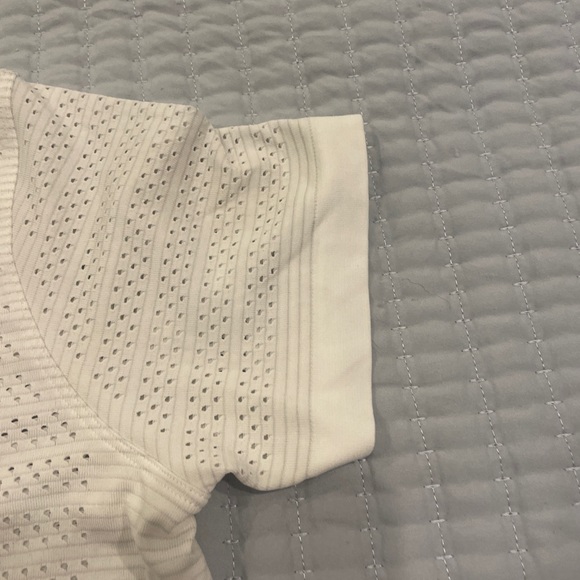 Lululemon Women's Mesh Breeze By Size 6 - White Short Sleeve - Picture 3 of 5
